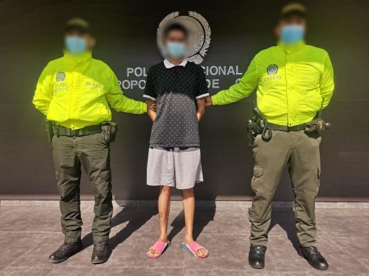 Una persona capturada mediante diligencia de registro y allanamiento