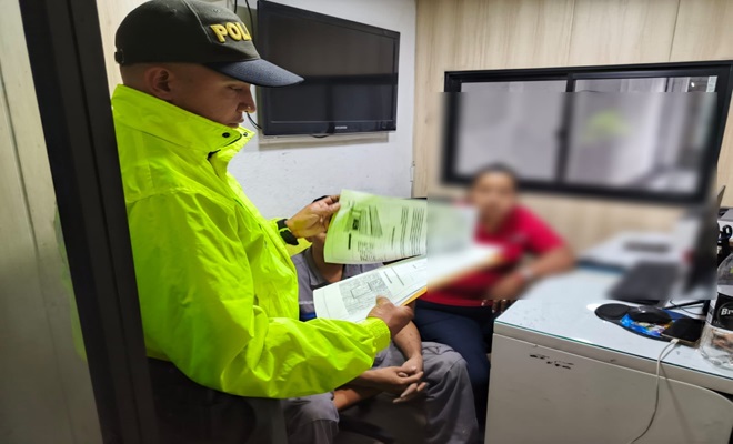 uniformado de la sijin notifica orden de captura