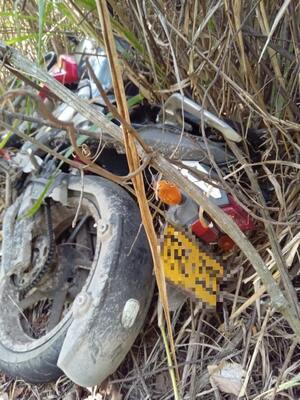 Motocicleta abandonada en cultivo de arroz