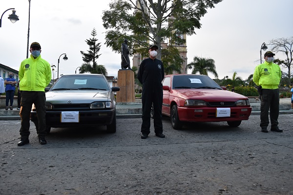 Entrega de dos vehículos recuperados 