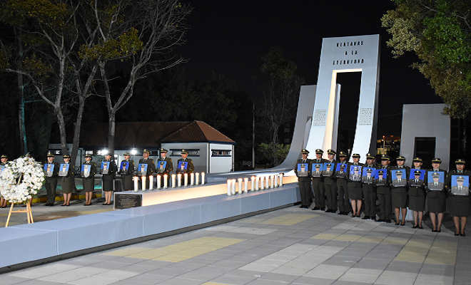 Honrando públicamente la memoria de los estudiantes fallecidos 