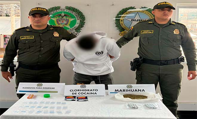 Una persona capturada por dos policías y elementos incautados