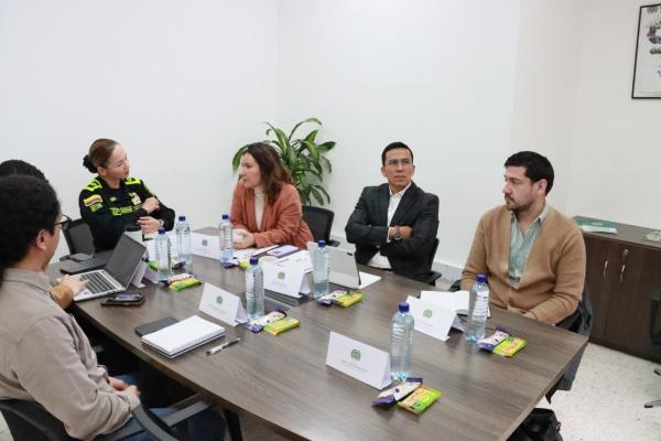 Durante la visita, se destacaron los avances en validación de competencias policiales y se presentaron proyectos tecnológicos clave para fortalecer la profesionalización del servicio.