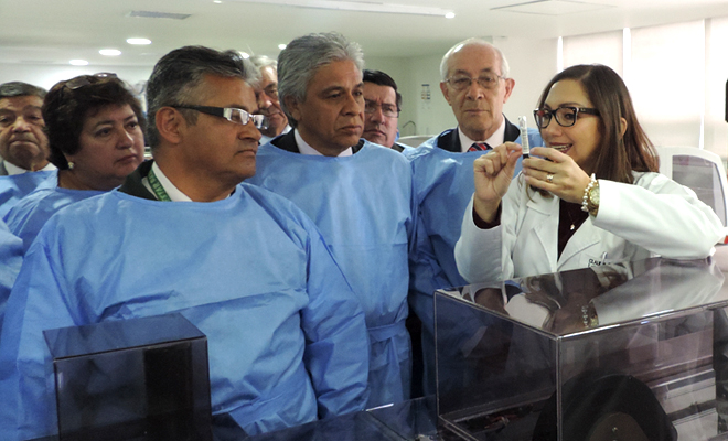 doctora en laboratorio con usuarios veedores