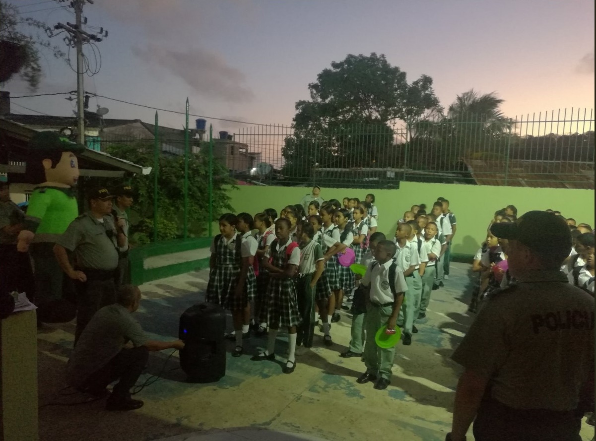 Especialidades del servicio de policía visitaron el Instituto Natania