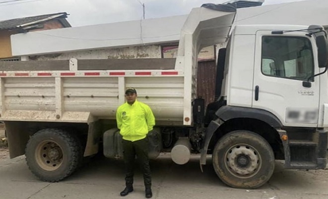 Volqueta recuperada por la Policía nacional en Sardinata