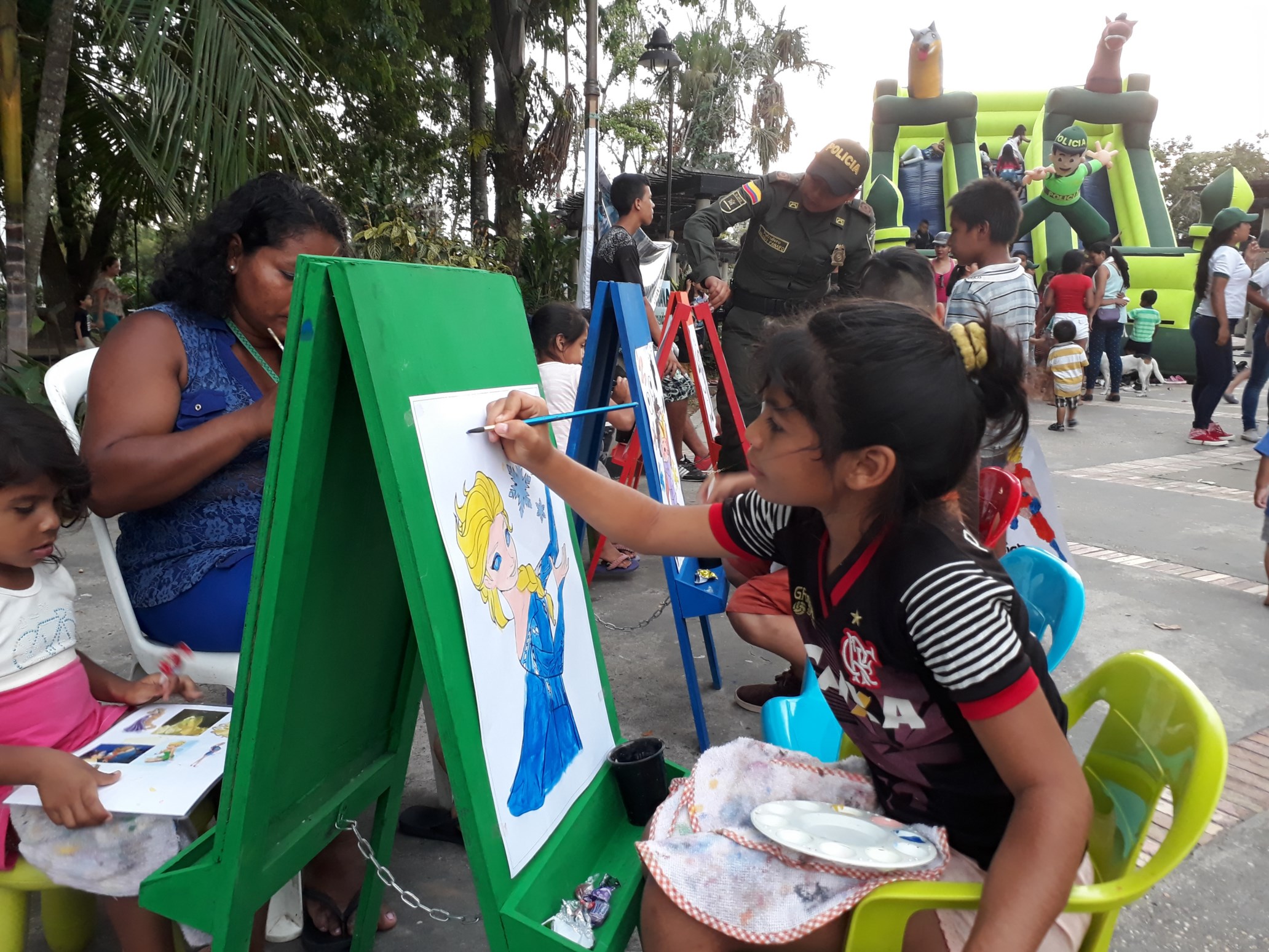 niños, niñas y padres de familia disfrutan con la Policía Nacional de momentos para la convivencia 