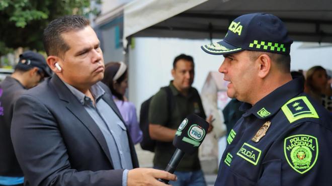 Comandante de la Polic&iacute;a Metropolitana de Bucaramanga en entrevista en puesto de votaci&oacute;n