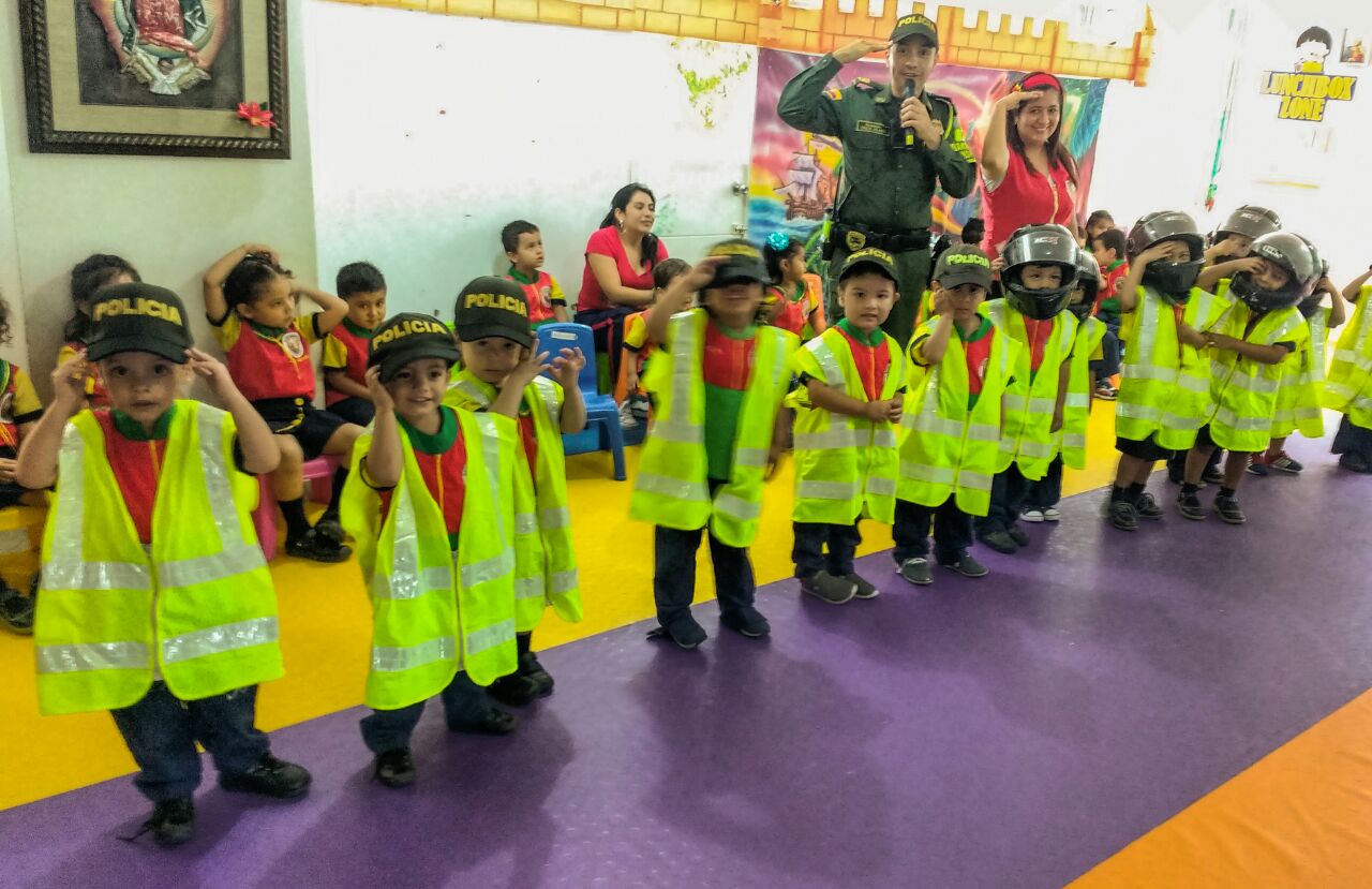 Policía en un salón de clases enseñando normas de tránsito