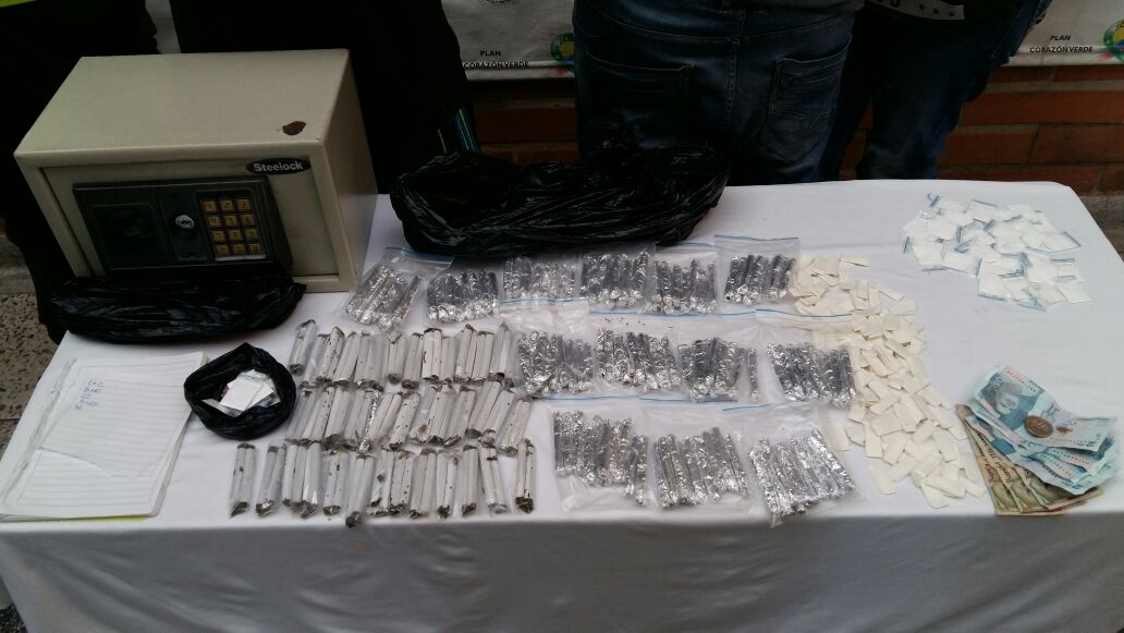 Personas capturadas, con droga y dinero