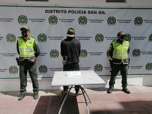 1 persona capturada-policías custodiando-alucinógeno incautado