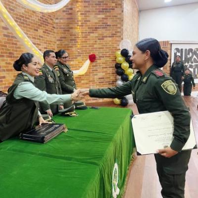 En el auditorio de la Escuela de Carabineros Provincia de Vélez se desarrolló evento académico.