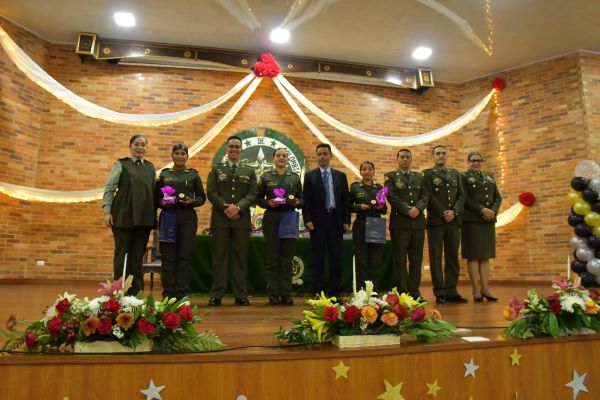 En el auditorio de la Escuela de Carabineros Provincia de Vélez se desarrolló evento académico.