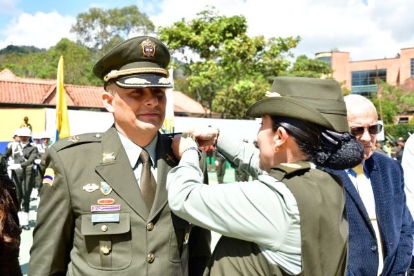 En las instalaciones de la Escuela de Carabineros Provincia de Vélez fueron ascendidos 05 señores oficiales