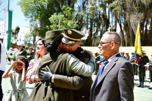 En las instalaciones de la Escuela de Carabineros Provincia de Vélez fueron ascendidos 05 señores oficiales
