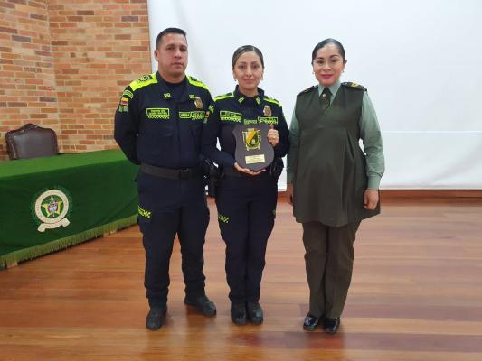 Entrega de reconocimiento a a señora Coronel Yurian Jeannette Romero Murte por parte de la señora Coronel Nelva Gomez Sánchez