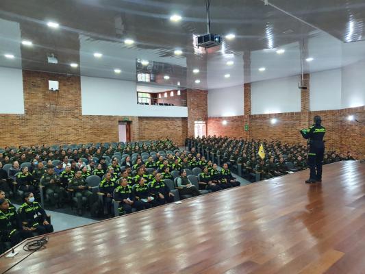 Palabras al personal que integra la Escuela de Carabineros Provincia de Vélez por parte de la señora Comandante Departamento 