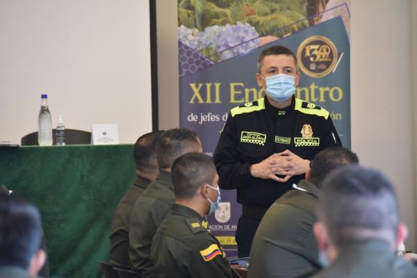 Policía hablándole a policías 