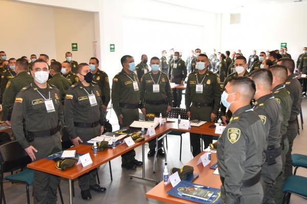 Policías en un aula