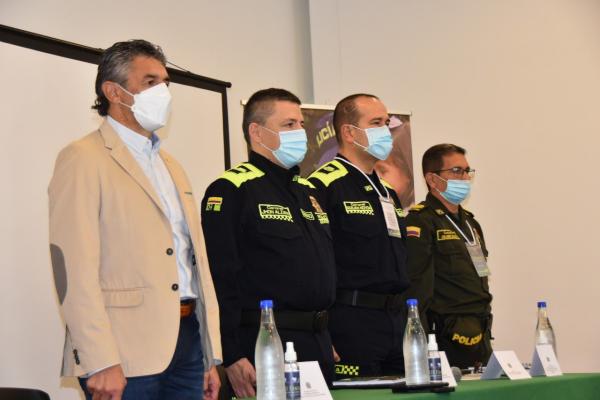 Policías en mesa principal