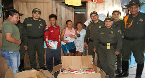 policia-solidaria-familia-indigena-etnia-kareguaje-via-extincion