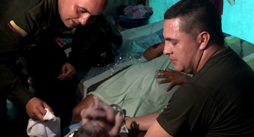 policias-atienden-parto