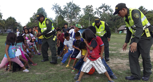 140915-actividad-comunitaria-amazonas-ninos-policia