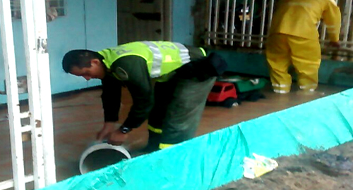 policia nacional-familia-inundacion-mocoa-ayuda