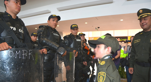 POLICIA- NACIONAL-NIÑO-PIEL DE CRISTAL-CUMPLE SUS SUEÑO