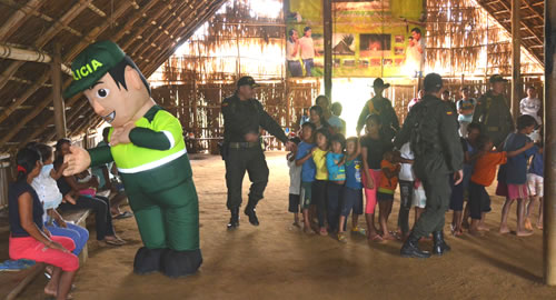 POLICIA-VAUPES-INDIGENAS-RECREACION-NIÑOS-CAMPAÑA