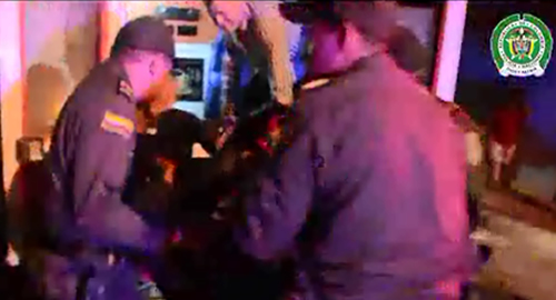 policia-Valiente acción de policías al enfrentar incendio para  rescatar a  tres personas