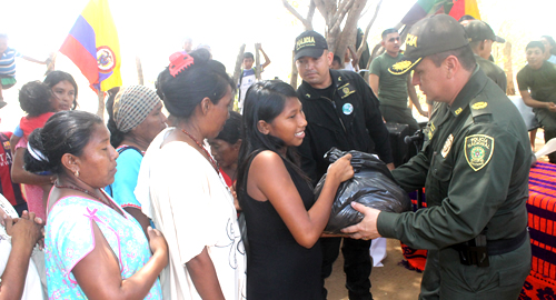 POLICIA NACIONAL-entrega d eviveres-nmedallas-niños