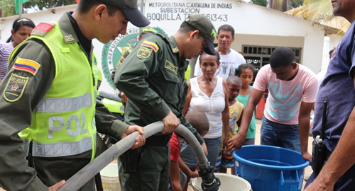 POLICIA-agua-familias-cartagena