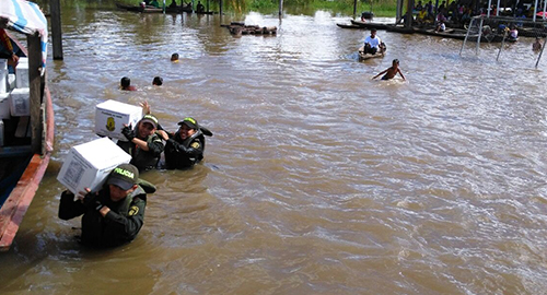 120515-ayudas-comunidad-indigena-amazonas